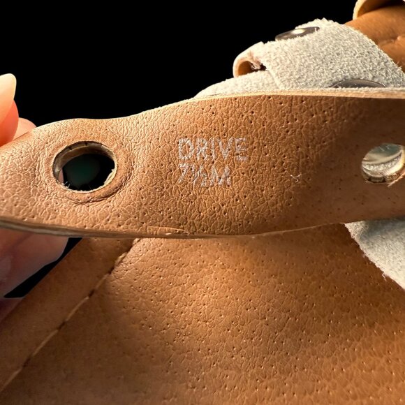 Tahari Grommet Strap Sandals – Size 7.5M - Picture 3 of 3